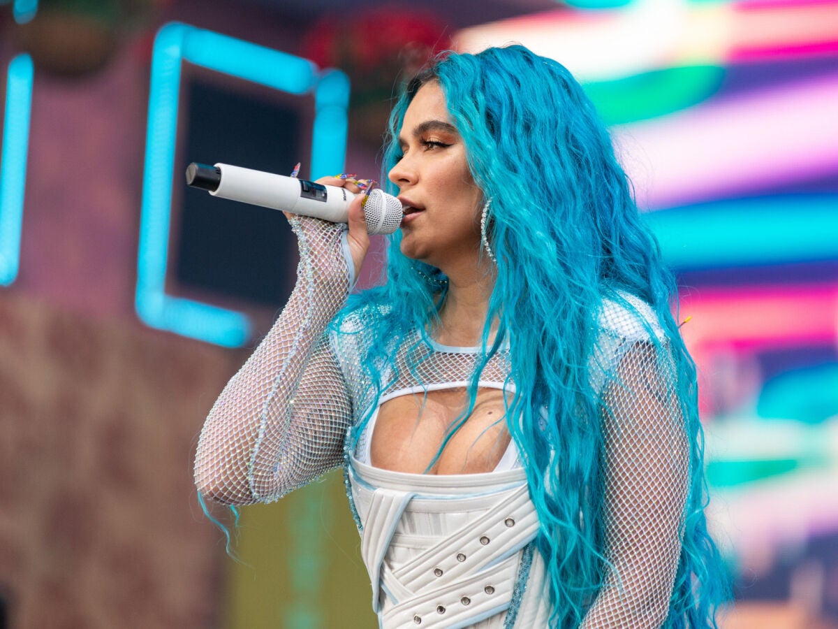 Karol G interrumpe su concierto al descubrir que estaban lanzando gas  lacrimógeno