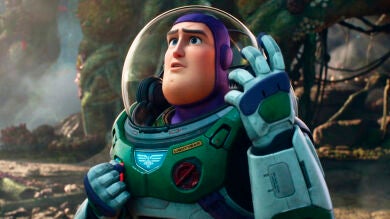 Hasta el infinito: ¿Polémica con el beso lésbico en 'Lightyear'?