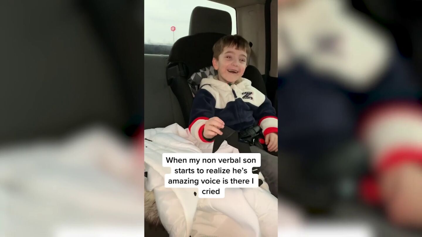 Niño emocionado al articular sus primeras palabras