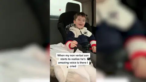 Niño emocionado al articular sus primeras palabras Niño emocionado al articular sus primeras palabras