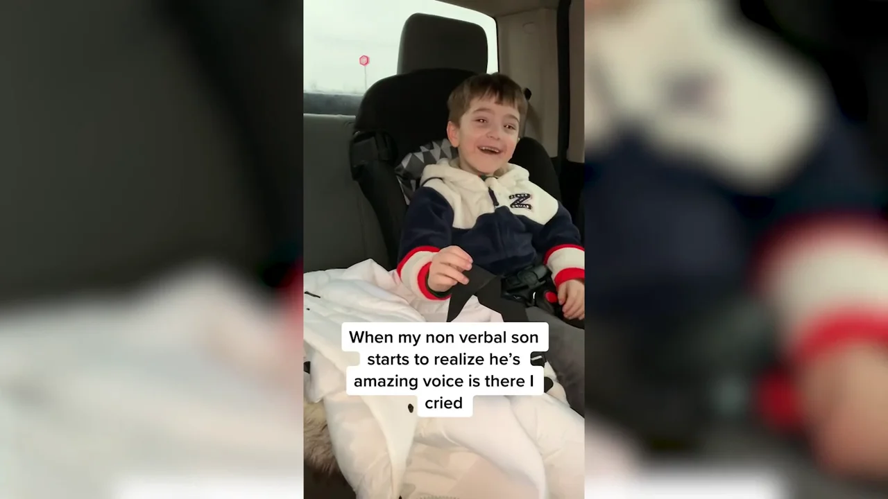 Niño emocionado al articular sus primeras palabras Niño emocionado al articular sus primeras palabras