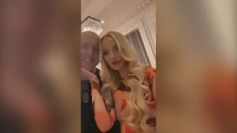 Tengo 23 años y estoy comprometida con un millonario de 56, la gente dice que estoy con él por su dinero, pero lo amo Tengo 23 años y estoy comprometida con un millonario de 56, la gente dice que estoy con él por su dinero, pero lo amo