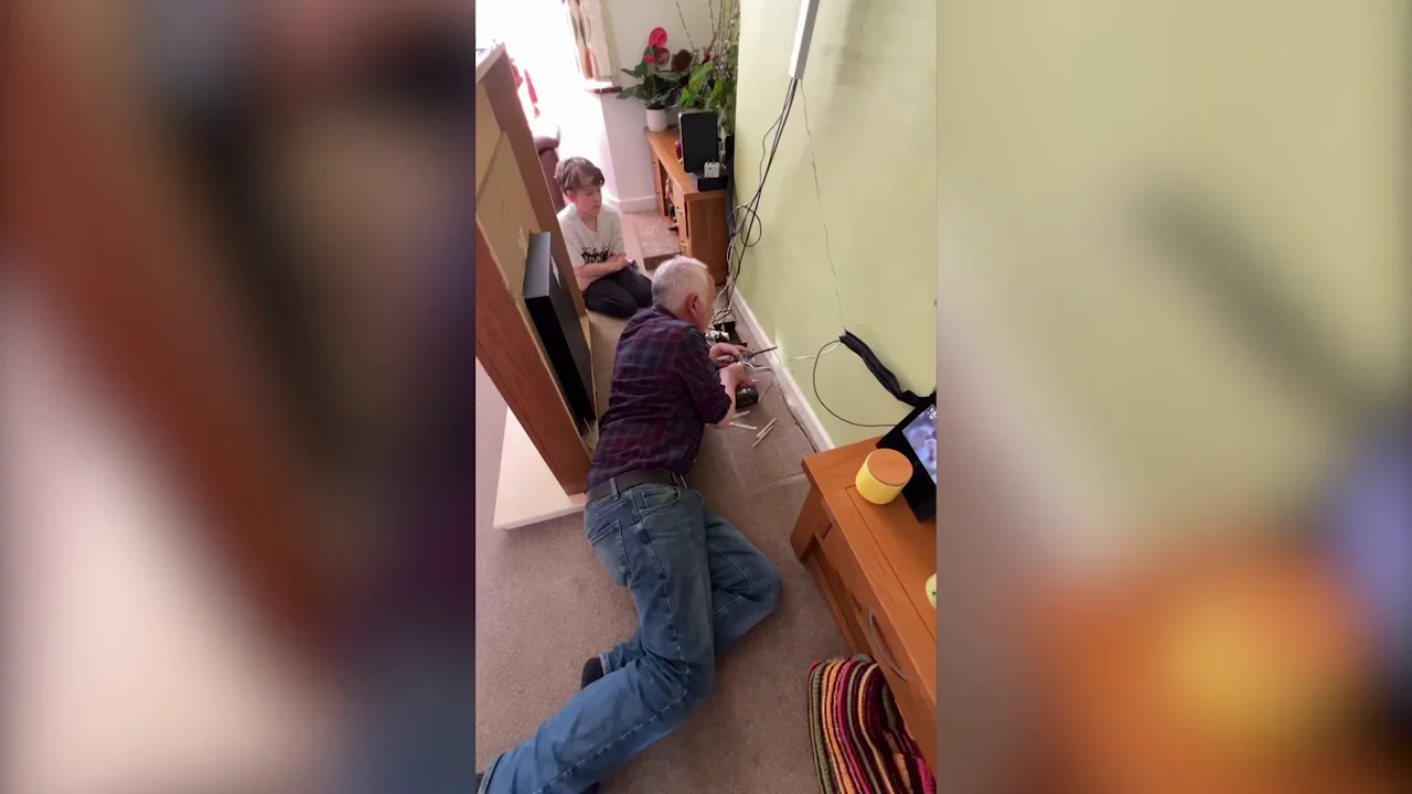 Escucharon un ruido en su chimenea y tuvieron que abrir un agujero en la pared