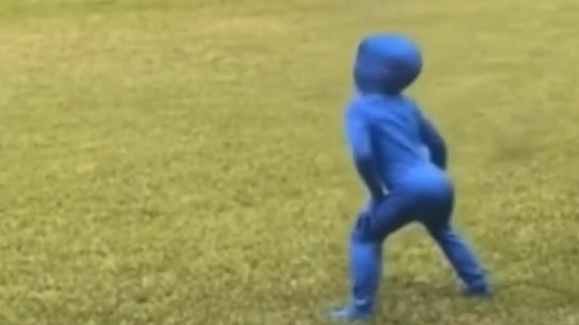 La divertida reacción del niño al pensar que lleva "un traje invisible"