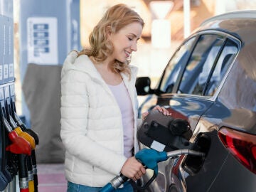Fantasiosa imagen de stock de una chica echando gasolina y sonriendo