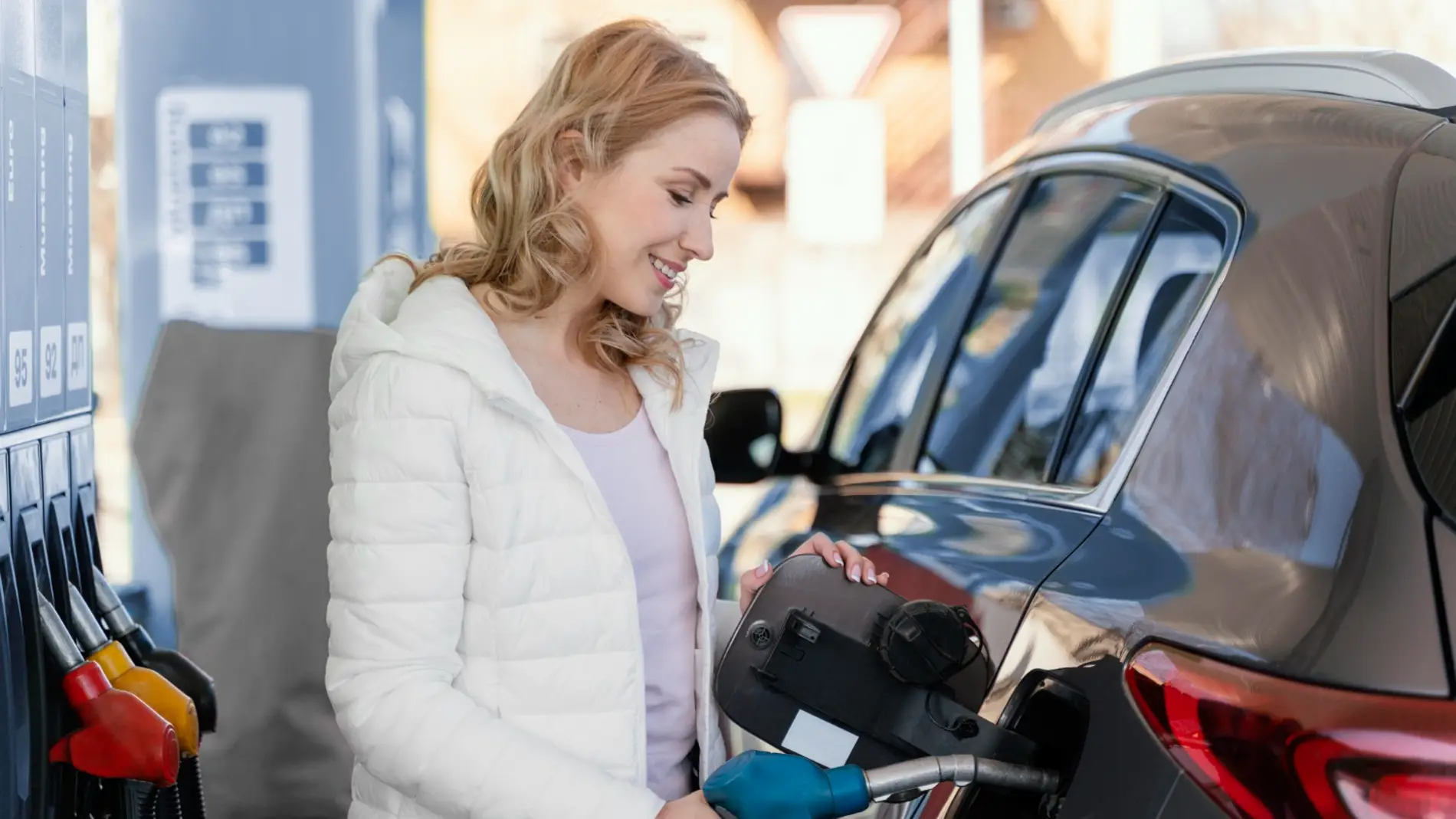 Fantasiosa imagen de stock de una chica echando gasolina y sonriendo