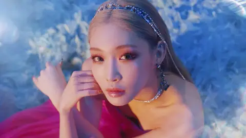 Chungha en su videoclip de 'Sparkling'. Chungha en su videoclip de 'Sparkling'.
