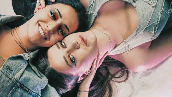 Noelia y Carla, en la foto de su libro "Vive tu Verdad"