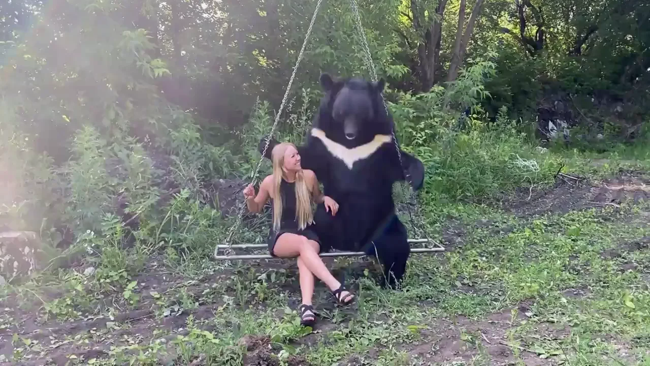 Una mujer se columpia con un oso gigante en Siberia