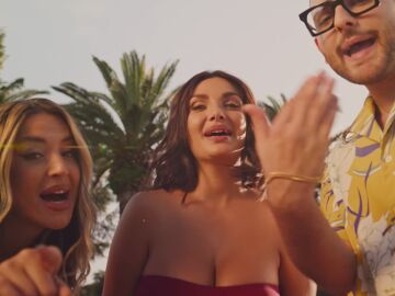 Lola Indigo, Elettra Lamborghini y Rocco Hunt en el videoclip de 'Caramello'.