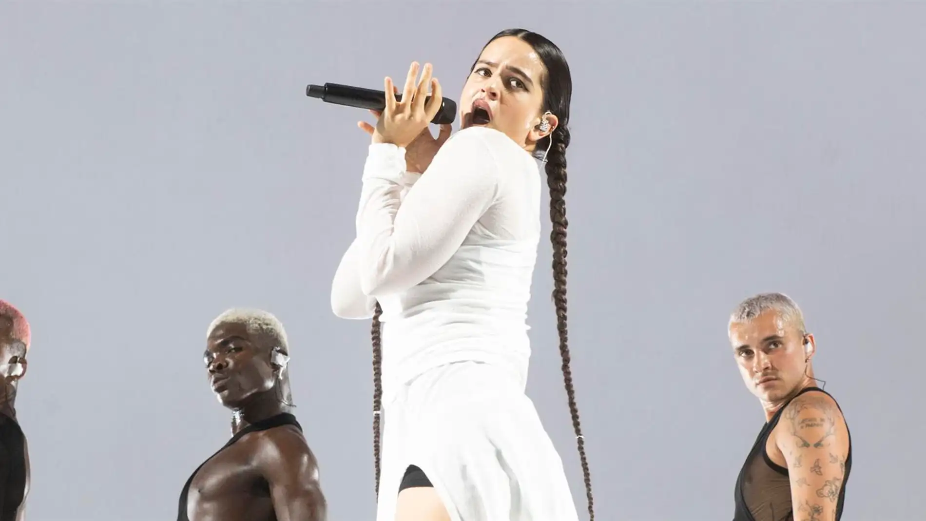 La cantante Rosalia durante un concierto de la gira Motomami