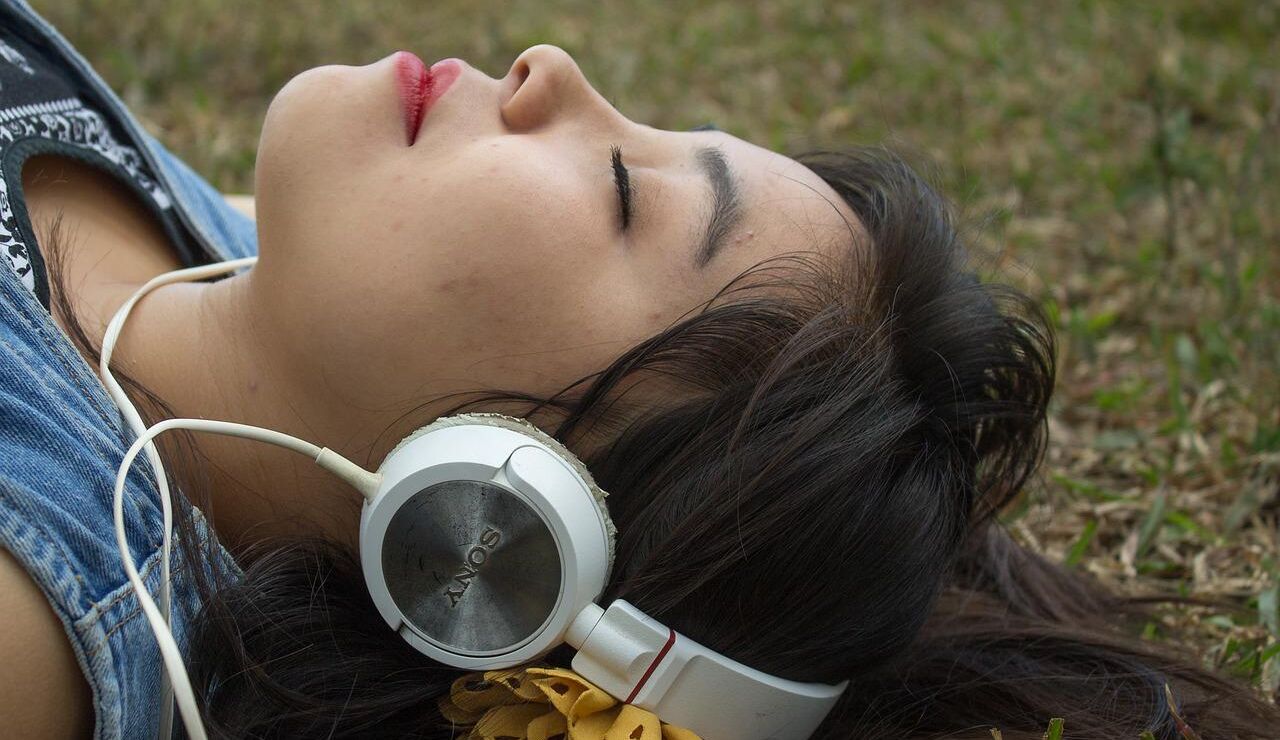 Una chica escuchando música.