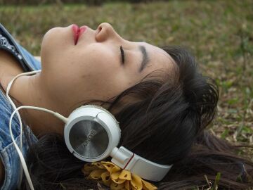 Una chica escuchando música.