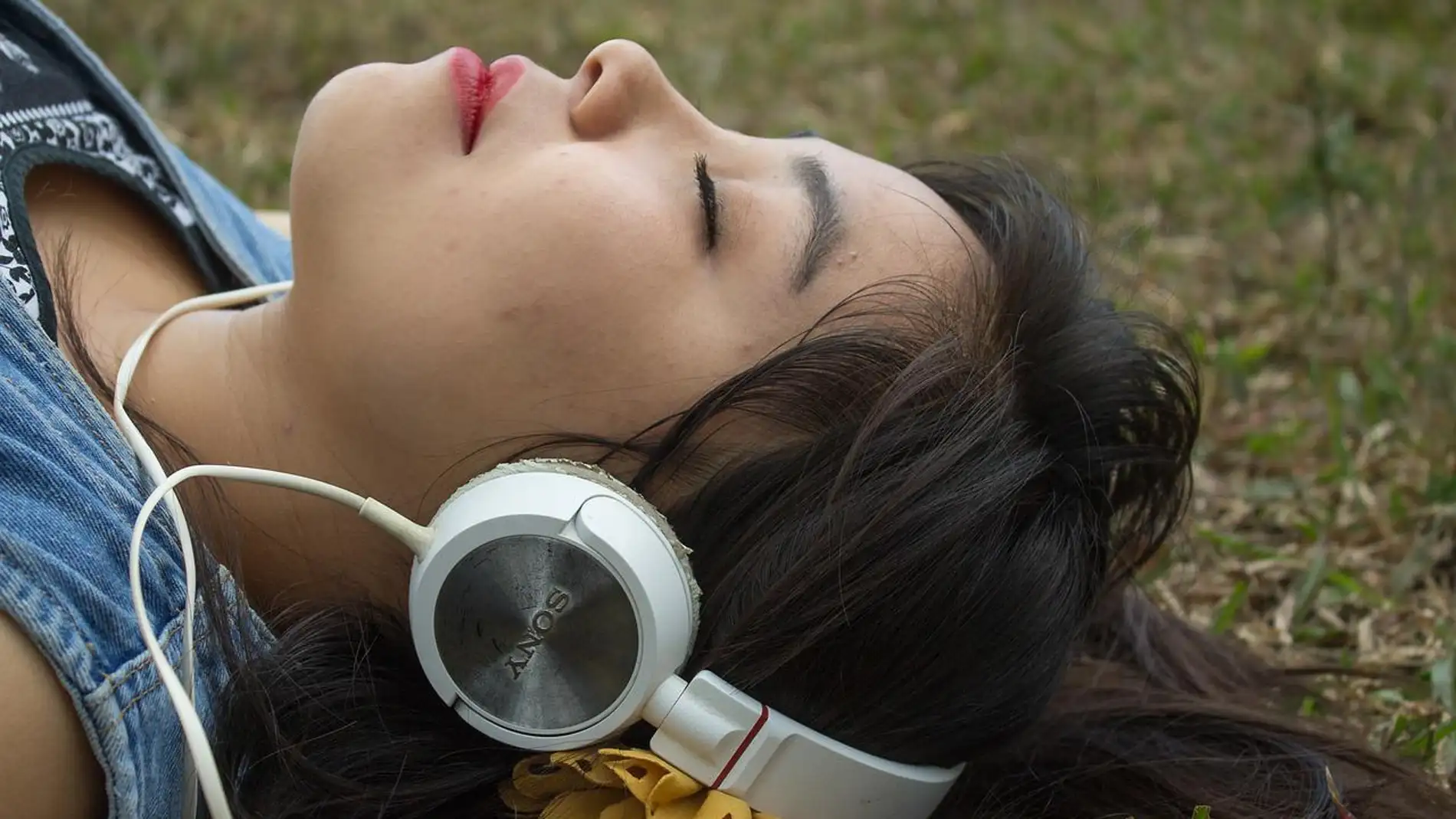 Una chica escuchando música.