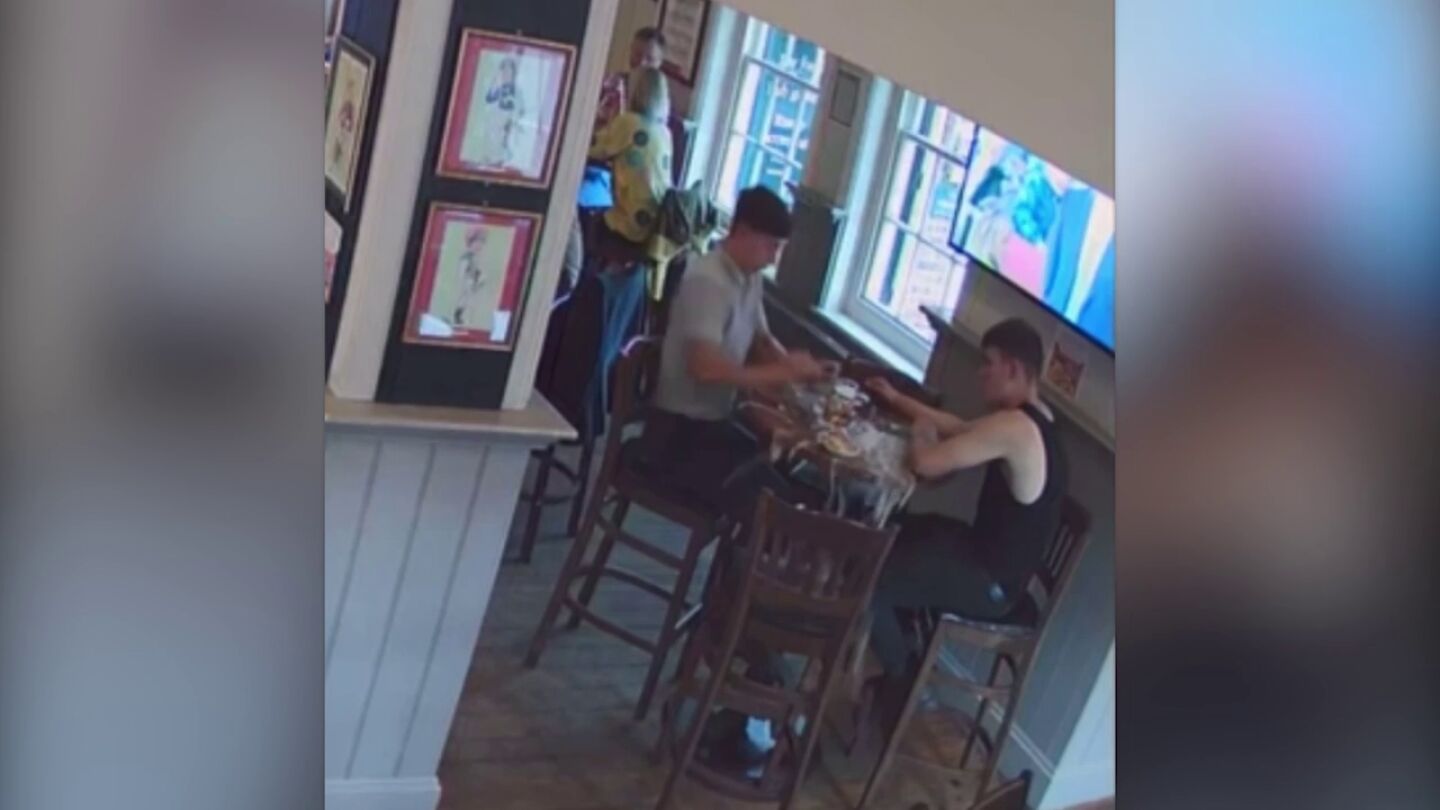 Un fantasma rompe varios vasos de cerveza en un pub británico