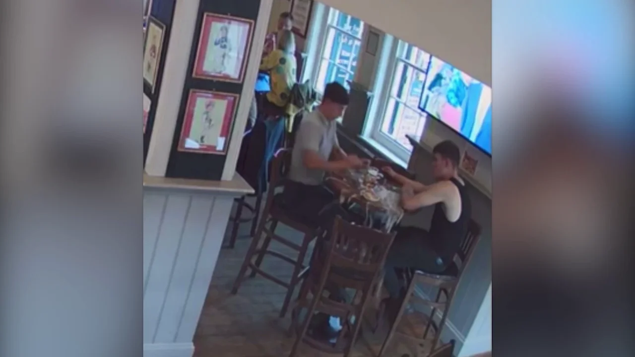 Un fantasma rompe varios vasos de cerveza en un pub brit&aacute;nico