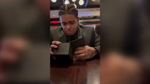 Perdió a su perro y su novia le dió un sorpresa que le hizo llorar Perdió a su perro y su novia le dió un sorpresa que le hizo llorar