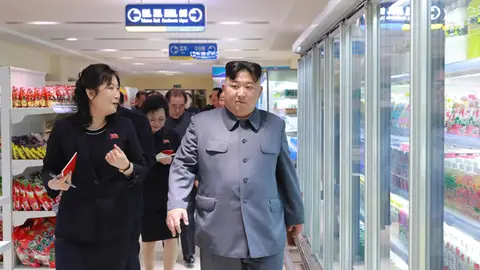 Kim Jong-Un en un supermercado Kim Jong-Un en un supermercado