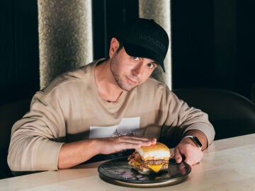 Vegetta, en una imagen promocional de su hamburguesa
