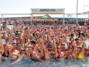 Decenas de jóvenes disfrutan de la famosa piscina del festival Arenal Sound