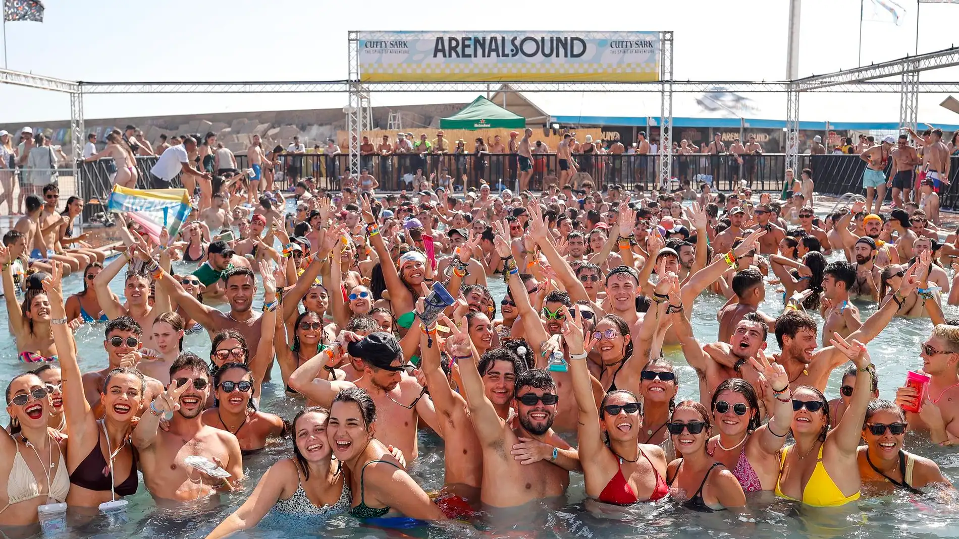 Decenas de jóvenes disfrutan de la famosa piscina del festival Arenal Sound