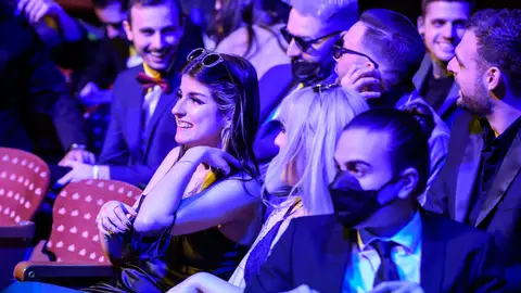 Abby (sonriendo) ha pasado de ser espectadora a protagonista Abby (sonriendo) ha pasado de ser espectadora a protagonista