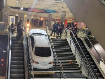Un coche robado se queda atascado en las escaleras del intercambiador de Plaza Elíptica por intentar huir