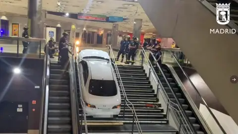 Un coche robado se queda atascado en las escaleras del intercambiador de Plaza Elíptica por intentar huir Un coche robado se queda atascado en las escaleras del intercambiador de Plaza Elíptica por intentar huir