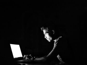 Un hombre trabajando con un ordenador.