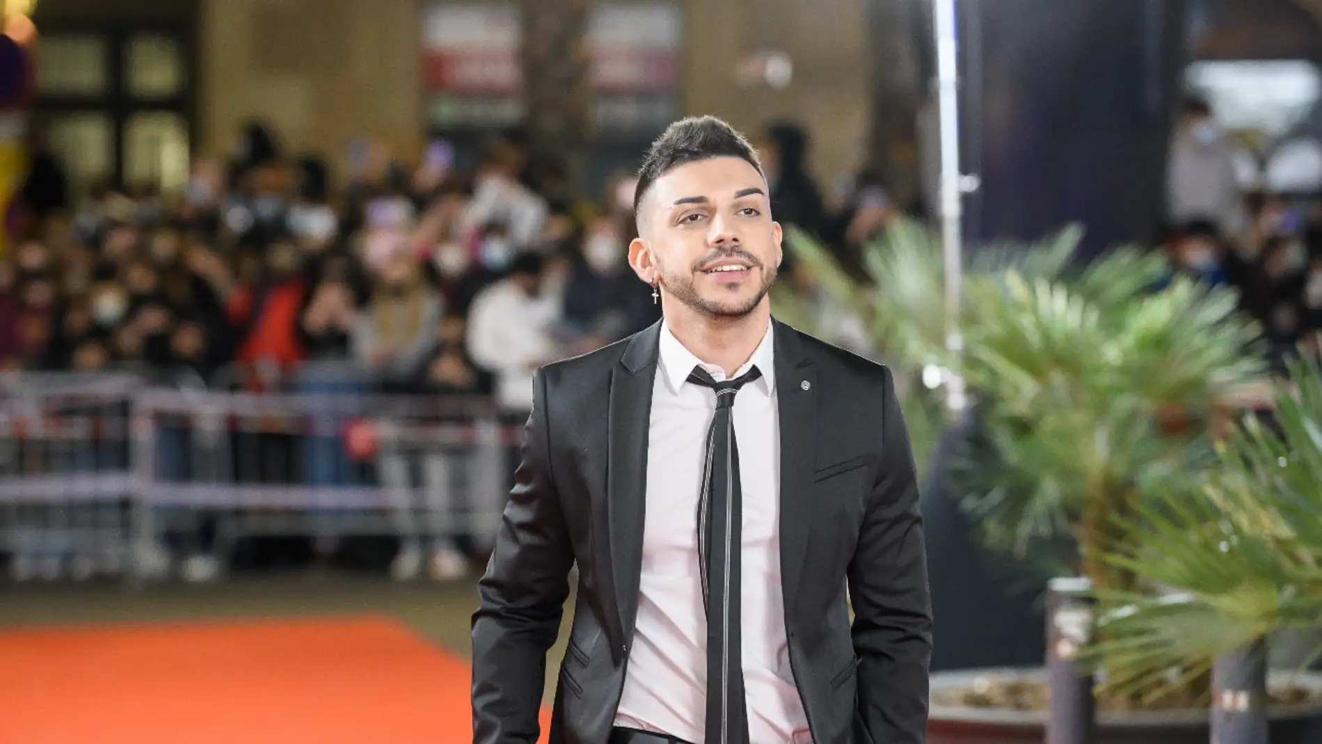 DJ Mario con una corbata demasiado larga