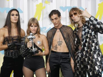 Indignación por la censura a Maneskin en los MTV VMAs por el pezón de su bajista, Victoria De Angelis