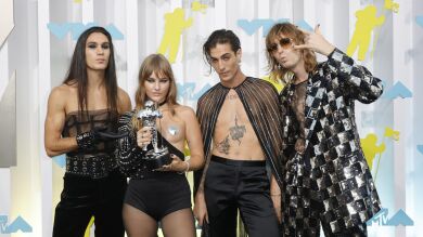 Indignación por la censura a Maneskin en los MTV VMAs por el pezón de su bajista, Victoria De Angelis