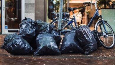 ¿Pagarías 1400 euros por una bolsa de basura? Pues existe y es de Balenciaga