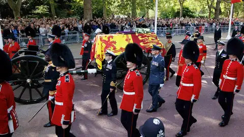 Todos los detalles del funeral de Isabel II El féretro de la reina Isabel II rodeado de la Guardia Real
