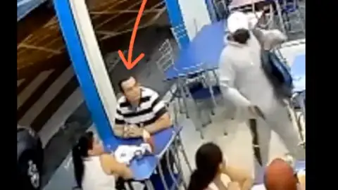 Una cámara de seguridad captó la inseguridad de este ciudadano Una cámara de seguridad captó la inseguridad de este ciudadano
