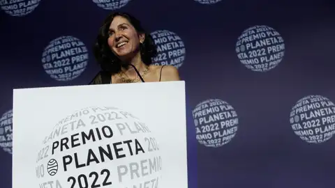 La escritora Cristina Campos tras ser proclamada finalista, durante la gala del Premio Planeta La escritora Cristina Campos tras ser proclamada finalista, durante la gala del Premio Planeta