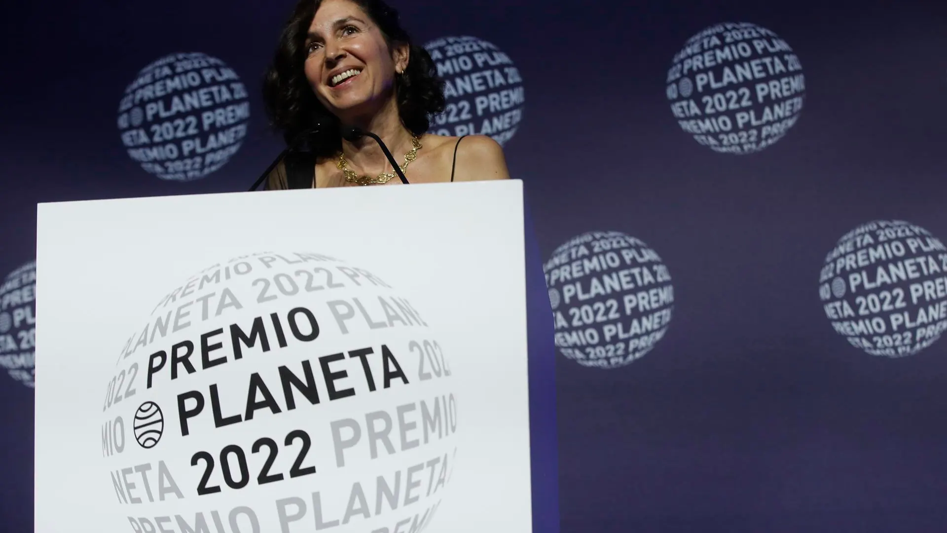 La escritora Cristina Campos tras ser proclamada finalista, durante la gala del Premio Planeta 
