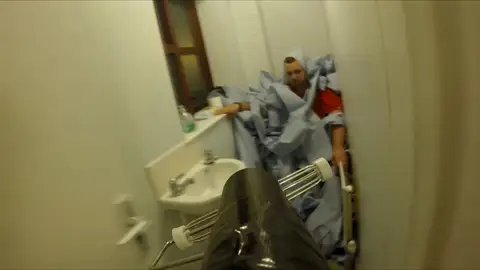 Una mujer usa un soplador de hojas para enterrar a su novio en papel higiénico Una mujer usa un soplador de hojas para enterrar a su novio en papel higiénico