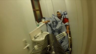 Broma pesada: Una mujer usa un soplador de hojas para enterrar a su novio en papel higiénico