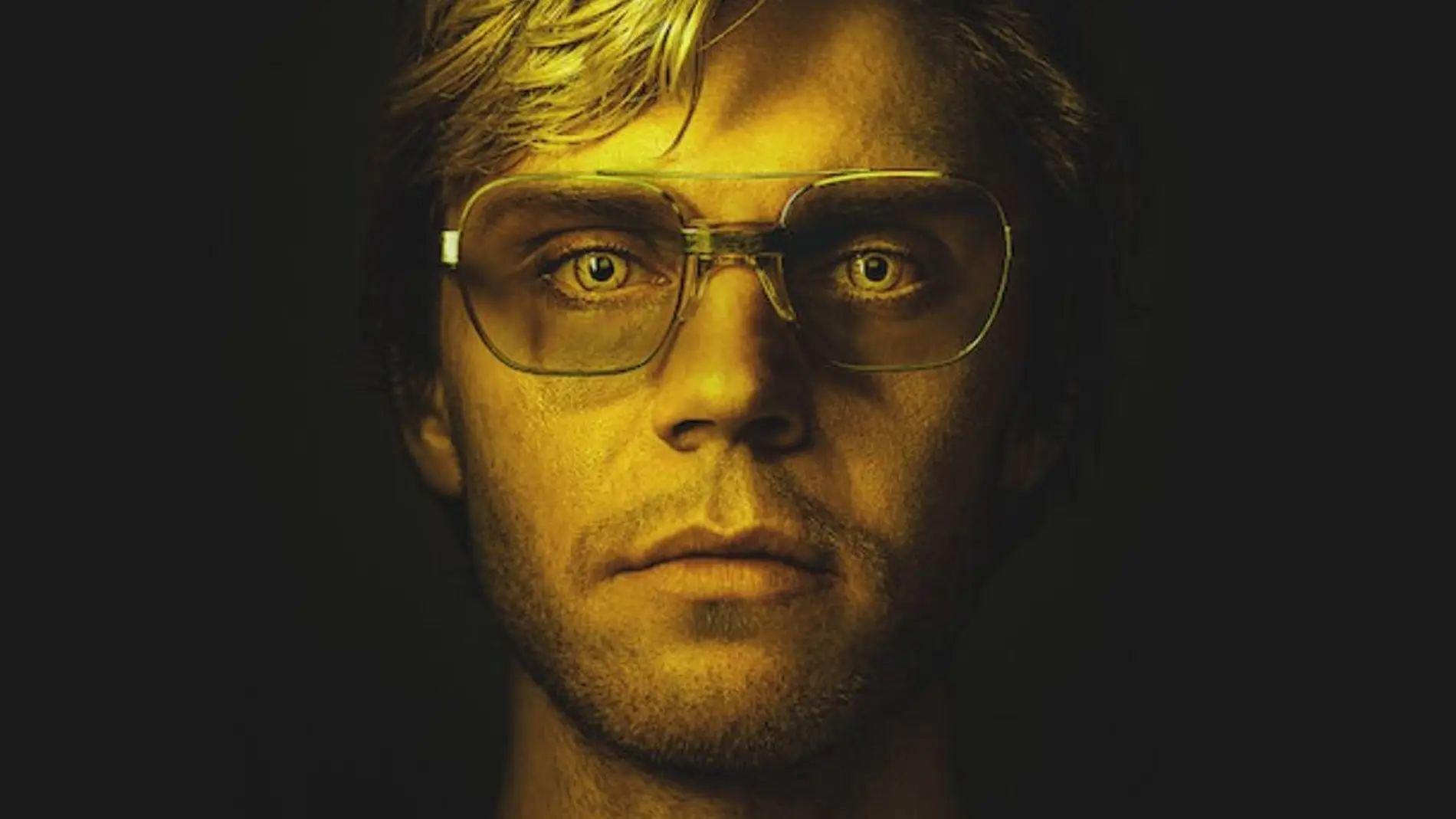 Evan Peters con ojos amarillos e la serie 'Dahmer'