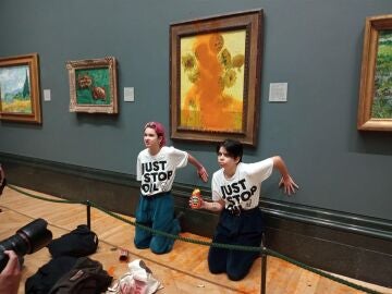 Dos activistas lanzan sopa contra los Girasoles de Van Gogh