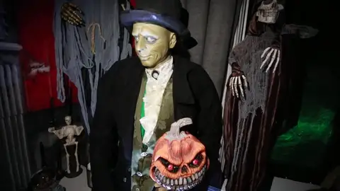 Pareja obsesionada con Halloween transforma su casa Pareja obsesionada con Halloween transforma su casa en embrujada por decimosexto año