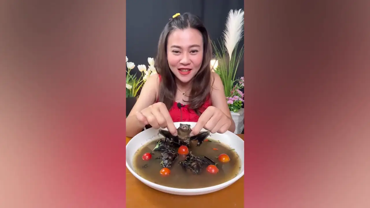 Detienen a una youtuber tailandesa por comerse un directo un murciélago entero en un plato de sopa