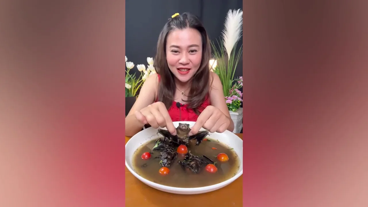 Detienen a una youtuber tailandesa por comerse un directo un murci&eacute;lago entero en un plato de sopa