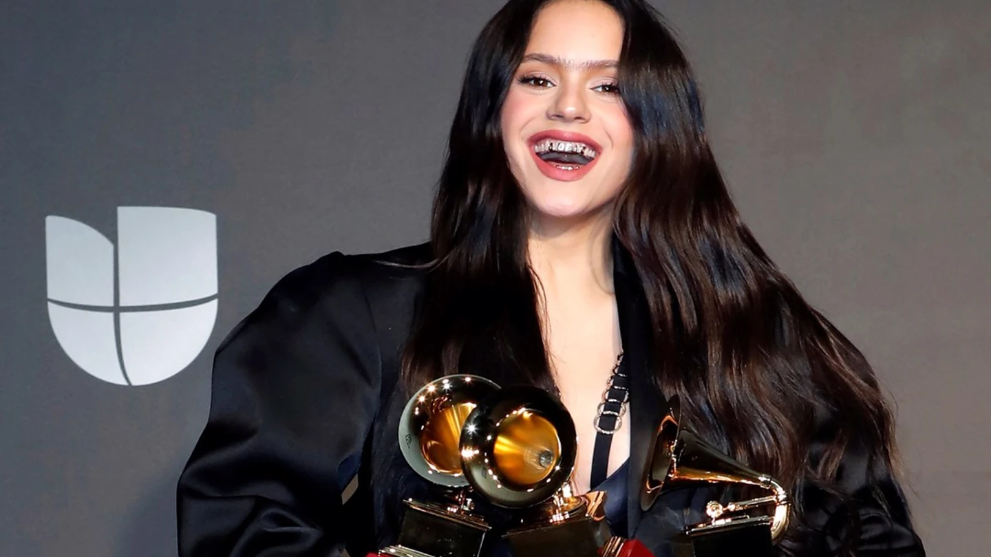 Rosalía con sus tres Grammy Latinos en 2019 Rosalía con sus tres Grammy Latinos en 2019