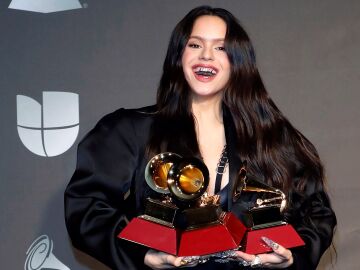 Rosalía con sus tres Grammy Latinos en 2019