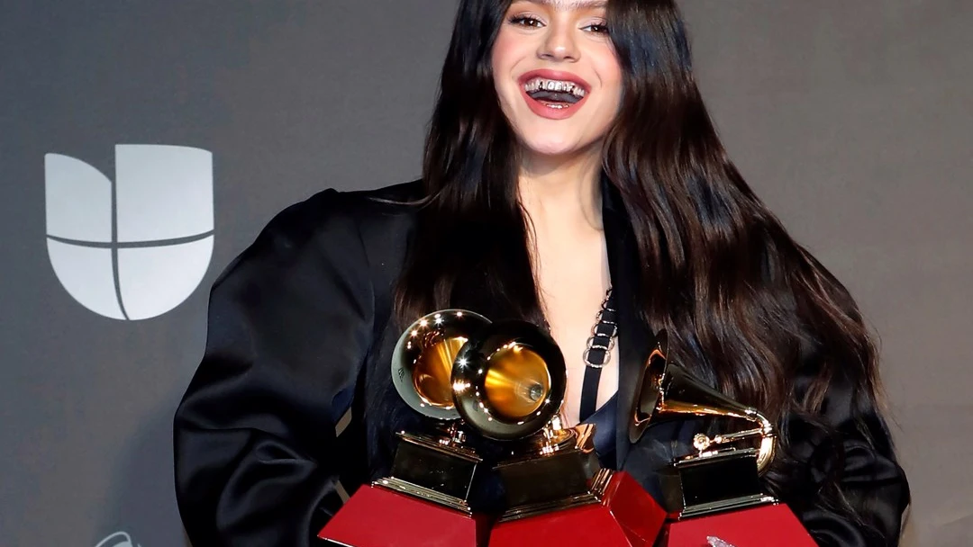 Rosal&iacute;a con sus tres Grammy Latinos en 2019