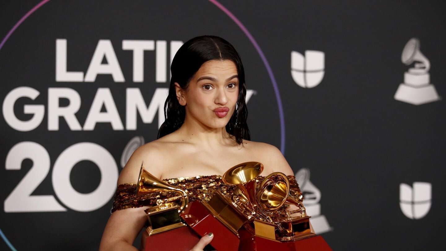 Rosal&iacute;a con sus cuatro grammy latinos