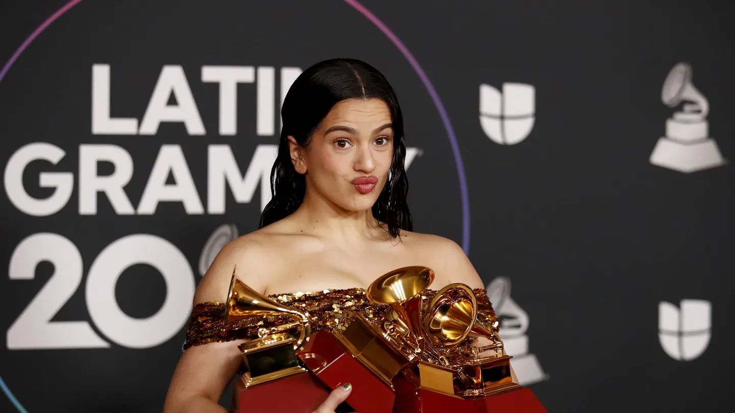 Rosalía con sus cuatro grammy latinos Rosalía con sus cuatro grammy latinos