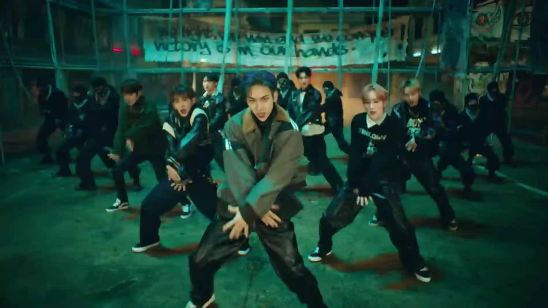 Tempest en el MV de 'Dragon'.